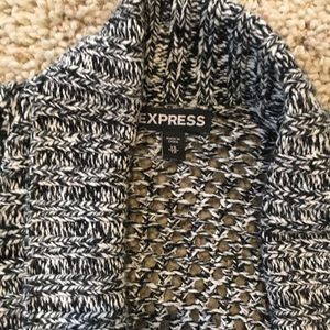 Black/white short sleeved sweater